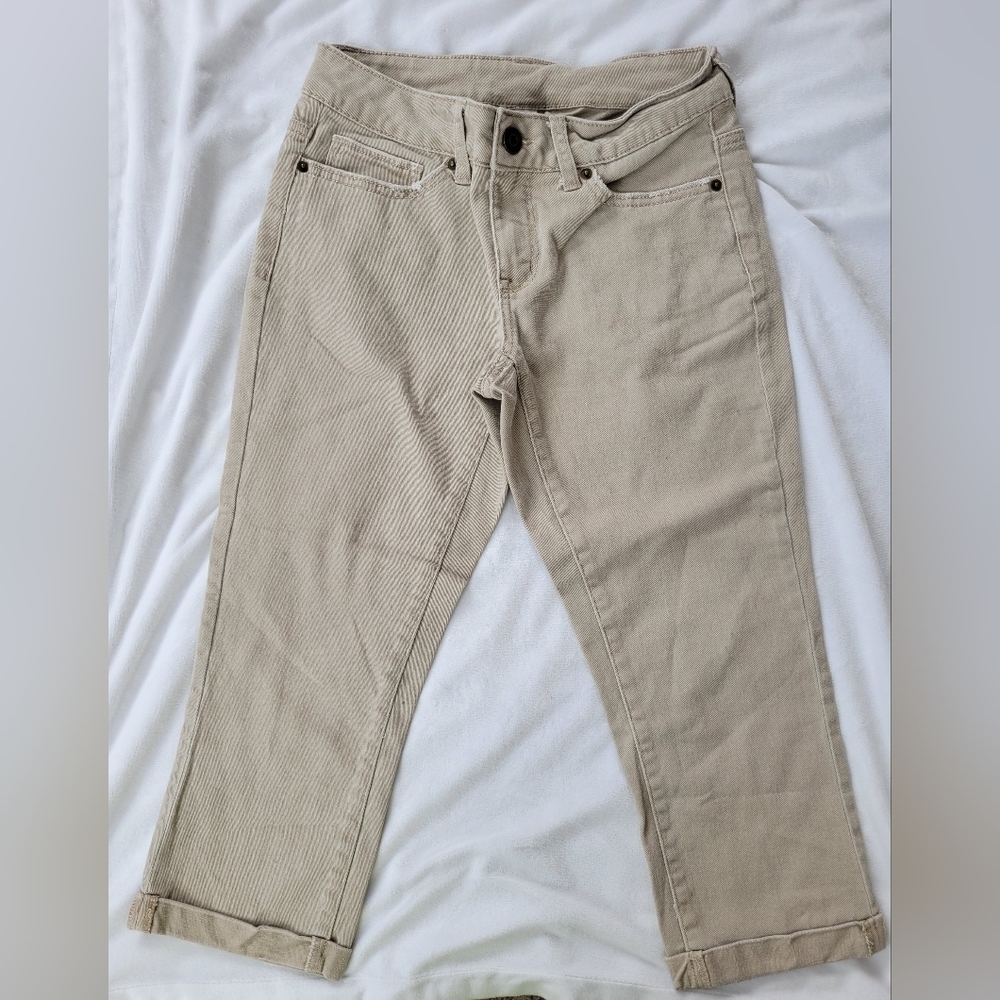 Time & Tru khaki distressed capri jeans 4